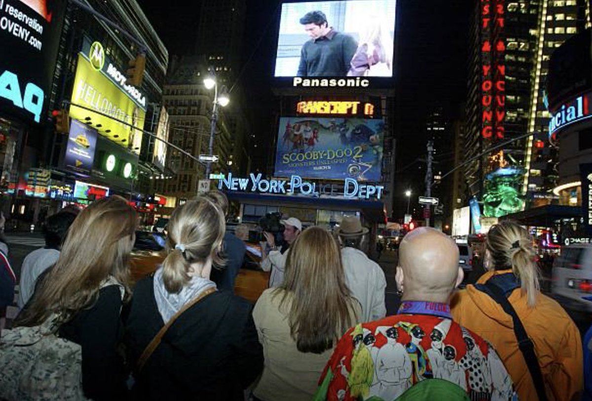 quote_friends's tweet photo. new yorkers watching the friends finale live in times square (2004) https://t.co/4cQCROrlDh