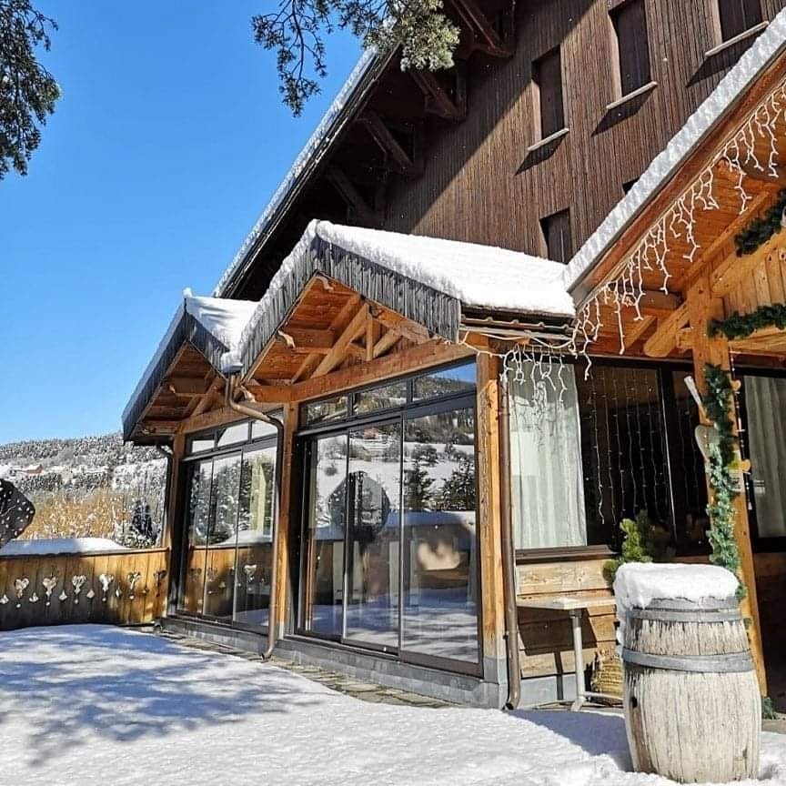 AlpesProvence04's tweet photo. ✅ Idée séjour ✅  Envie de vous échapper du quotidien ? 
Laisser vous tenter par un séjour "relax" (yoga, ski, massages, bain nordique, sauna...) dans un chalet de charme à 800 m des pistes de Saint-Jean Montclar  (3j/2n à partir de 280 €/personne)
➡ https://t.co/Ow8XqZlGOg https://t.co/2YtNhdsYGq