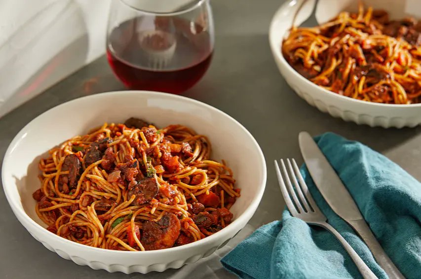 This vegan ‘Bolognese’ delivers a satisfying, saucy, and rich flavor. Find out how to make it here.  buff.ly/3UIgegL