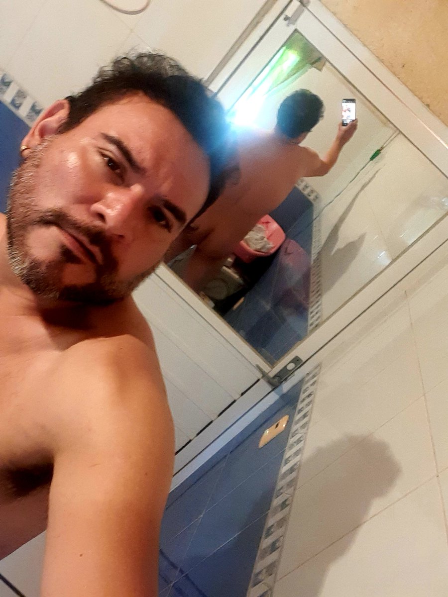 emanueldleon's tweet photo. Ups, el espejo https://t.co/QW02fsuxPT