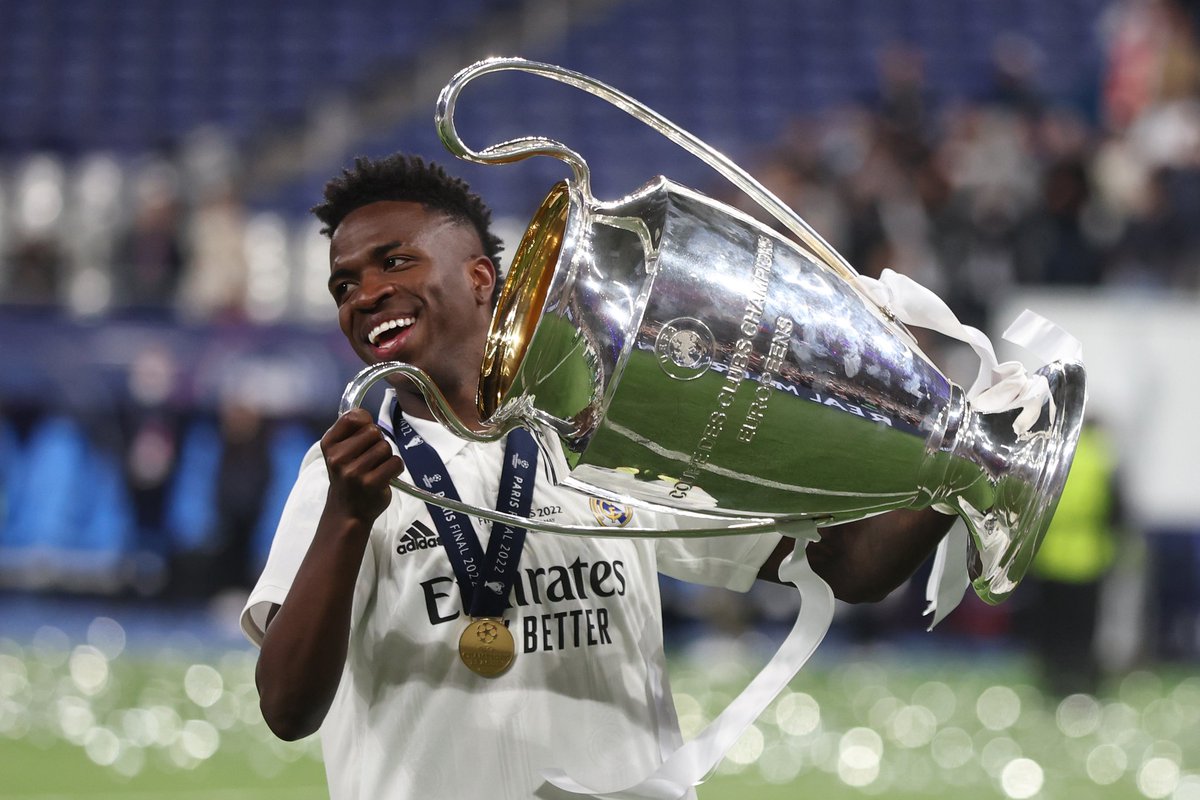 En el partido de este jueves 26 en el Bernabéu se ha acordado que el estadio empiece a corear el nombre de Vinicius Jr en el minuto 20 en forma de apoyo al jugador. Dale RT para difundir y que se haga realidad #TodosSomosVini 🤍