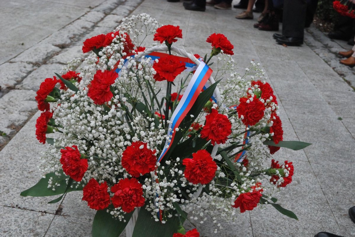 RusConsVarna's tweet photo. 🇷🇺 24 января в преддверии 79-летия со Дня освобождения Ленинграда от немецко-фашистской блокады и Дня памяти жертв Холокоста, сотрудники Генерального консульства возложили корзину цветов к памятнику советским воинам на Центральном варненском кладбище. https://t.co/uA6svakOFX