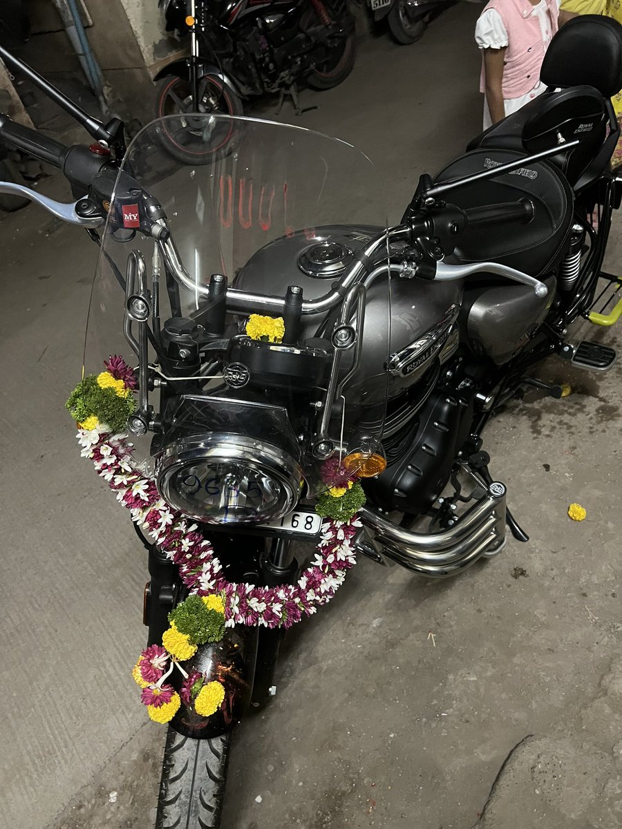 Investor24x's tweet image. Royal Enfield- Meteor 350 is part of our parking. Now Life is Royal !!!

#RoyalEnfield #Meteor350 #CustomSilver #RoyalLife