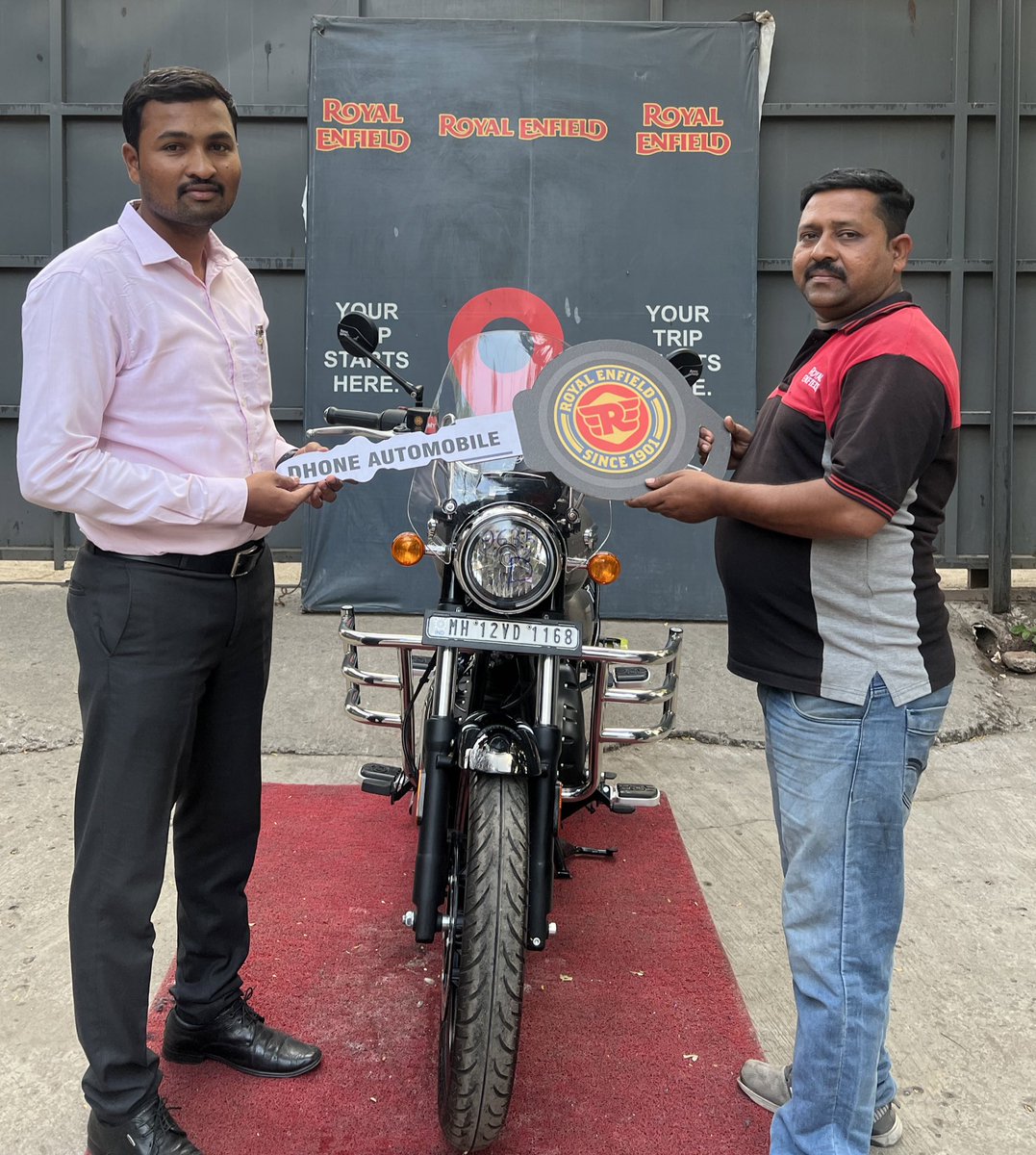 Investor24x's tweet image. Royal Enfield- Meteor 350 is part of our parking. Now Life is Royal !!!

#RoyalEnfield #Meteor350 #CustomSilver #RoyalLife