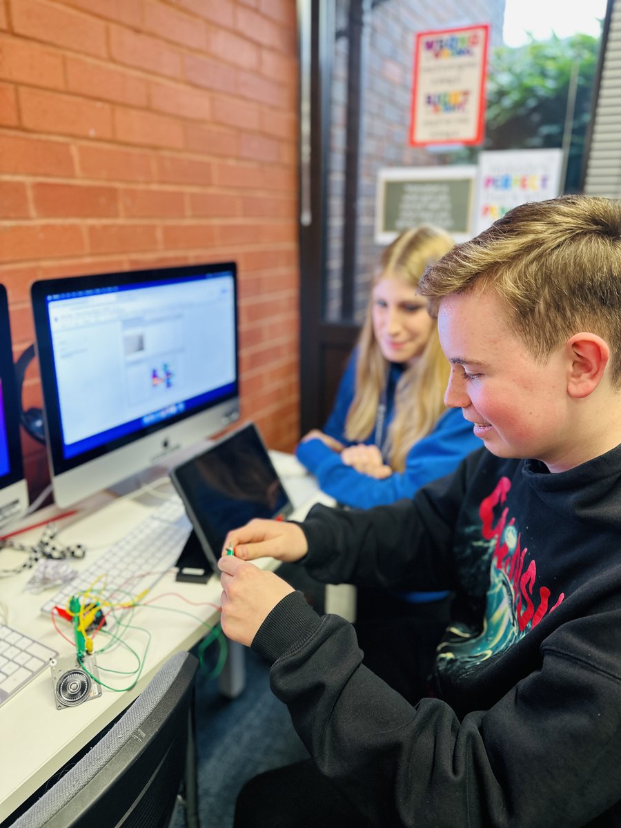 tania520's tweet photo. #Grade8 Discover #ComputerScience students @ACSCobhamSchool used the #DesignCycle to #HelptheCommunity
Using #FlippedClassroom, students were encouraged to choose projects that suited their interest &amp; abilities &amp; #code a prototype using #microbits &amp; other #STEM resources https://t.co/opuXKVoBBS