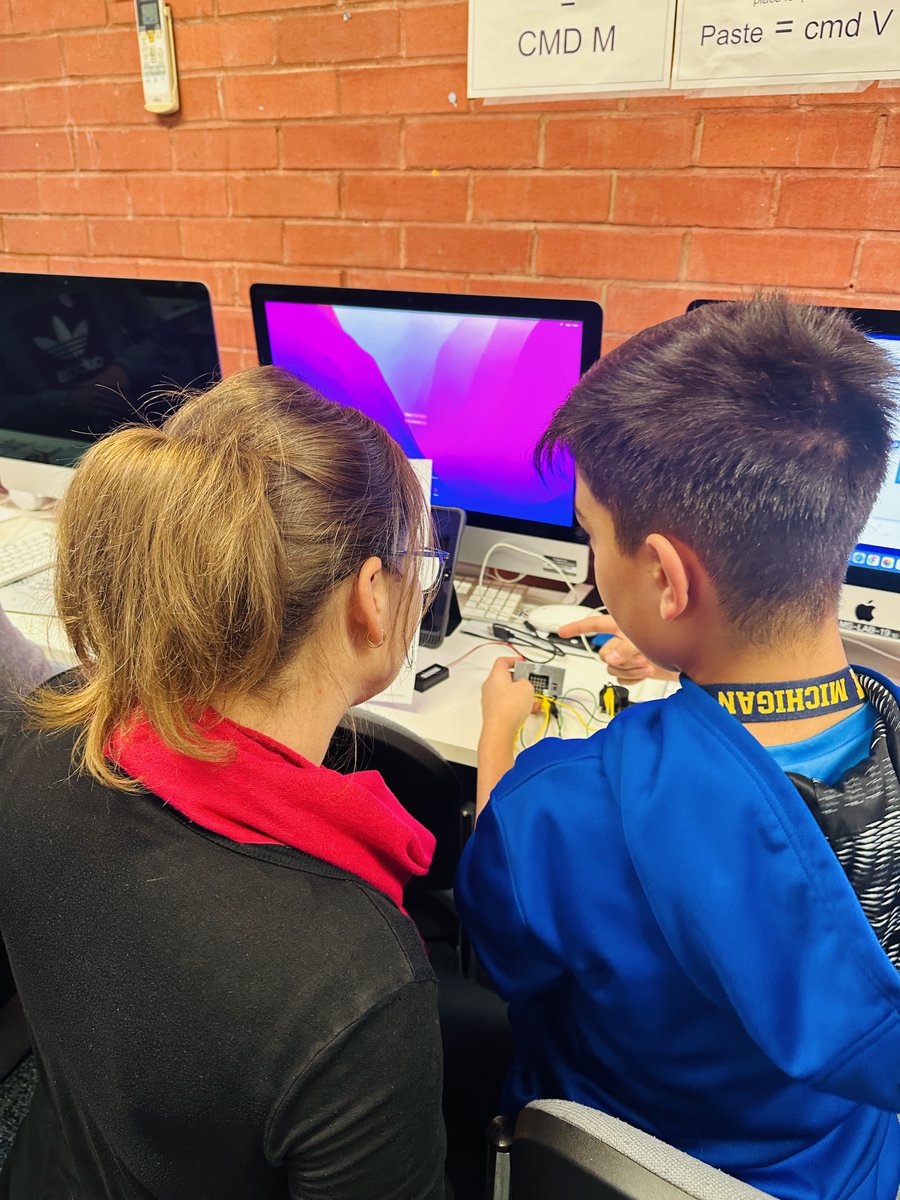#Grade8 Discover #ComputerScience students @ACSCobhamSchool used the #DesignCycle to #HelptheCommunity
Using #FlippedClassroom, students were encouraged to choose projects that suited their interest &amp; abilities &amp; #code a prototype using #microbits &amp; other #STEM resources