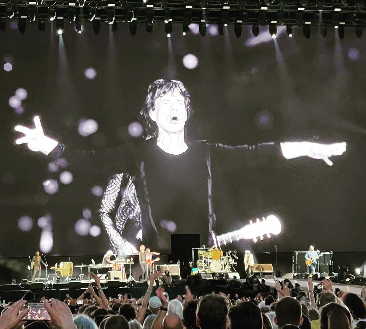 grekobygreko's tweet photo. @Delta London - @therollingstones / Paris - For fun 🖤 greatest airline ever! Happy to be a platinum medallion flier ✨✈️ https://t.co/YHATMNnnvy