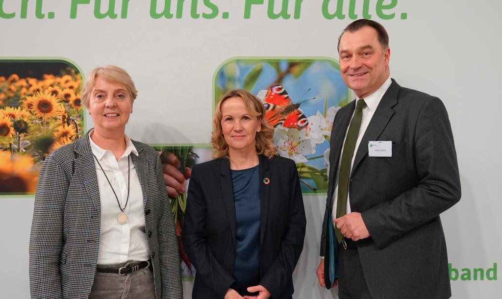Bauern_Verband's tweet photo. BM @SteffiLemke @BMUV a. d. #ErlebnisBauernhof #IGW2023. Im Gespräch über kooperativen/produktionsintegrierten #Naturschutz, #FRANZprojekt v. DBV + @Umwelt_StMO, #HumusKlimaNetz v. DBV + @bioverband_de, @SBockeloh, STGS Gerald Dohme https://t.co/DMWdnc5yIu
