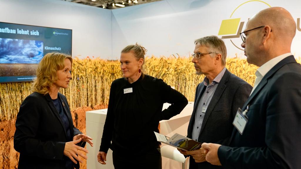 Bauern_Verband's tweet photo. BM @SteffiLemke @BMUV a. d. #ErlebnisBauernhof #IGW2023. Im Gespräch über kooperativen/produktionsintegrierten #Naturschutz, #FRANZprojekt v. DBV + @Umwelt_StMO, #HumusKlimaNetz v. DBV + @bioverband_de, @SBockeloh, STGS Gerald Dohme https://t.co/DMWdnc5yIu