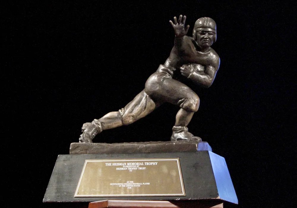 playmakerU's tweet photo. Who's the first player that comes to mind when you see the Heisman Trophy? 🤔 https://t.co/dY2fdE4bs9