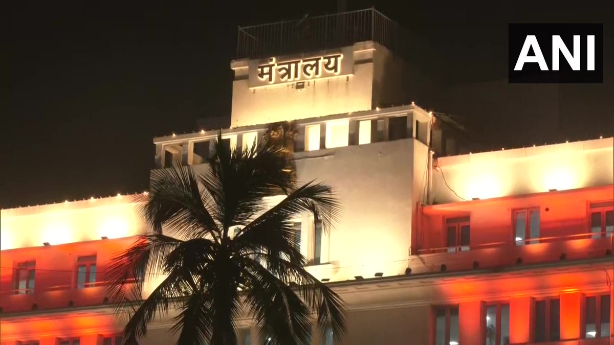 TOIMumbai's tweet image. Chhatrapati Shivaji Maharaj Terminus, #BMC Headquarters and #Mantralaya illuminated in tricolours on the eve of #RepublicDay2023 in #Mumbai.