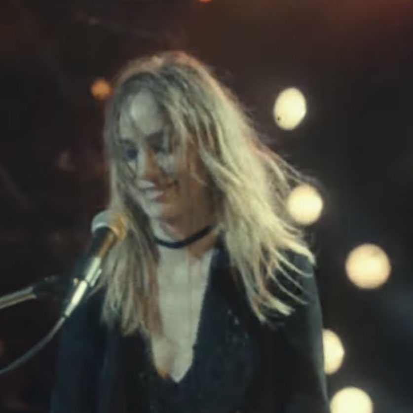 cléa on Twitter "RT VOGUESUKI suki waterhouse as karen sirko you