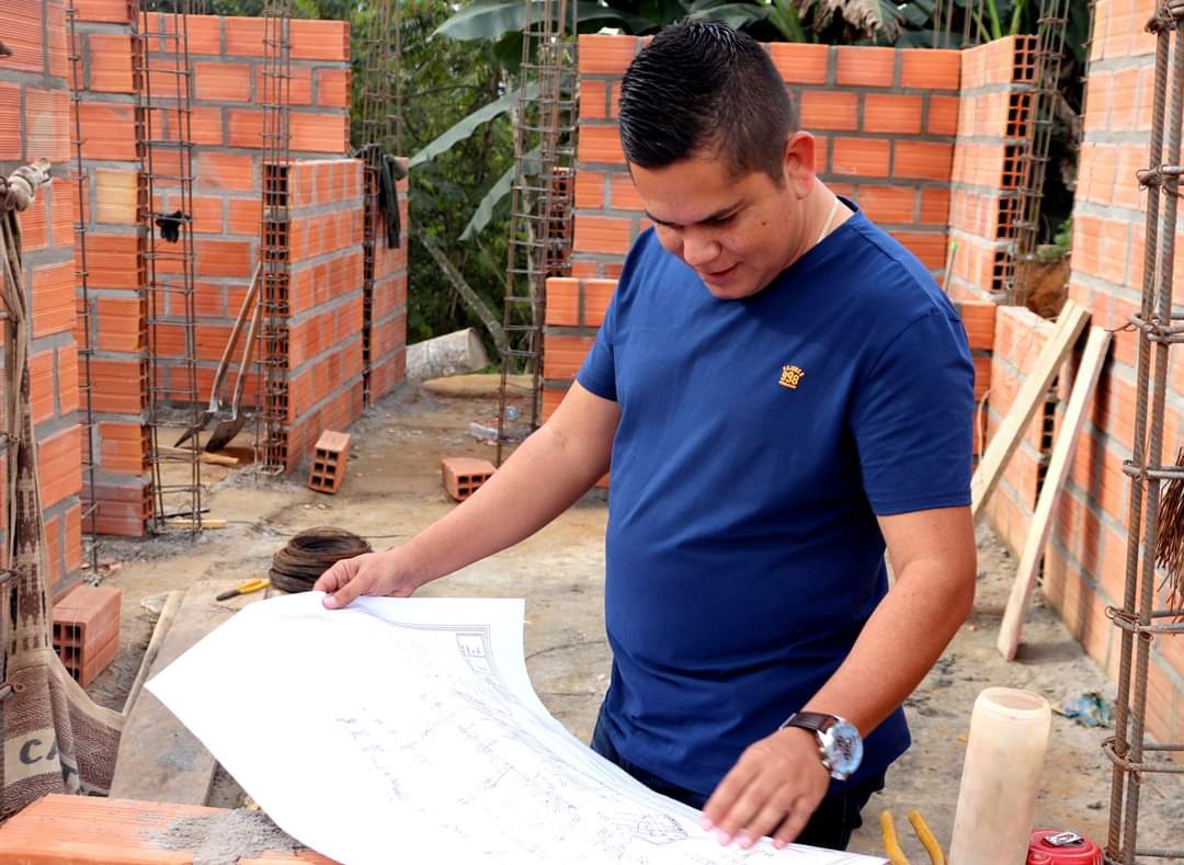 #ConDignidadYCompromiso Estamos construyendo 30 viviendas para las familias menos favorecidas de nuestra zona rural.
¡En Lebrija se construye futuro!