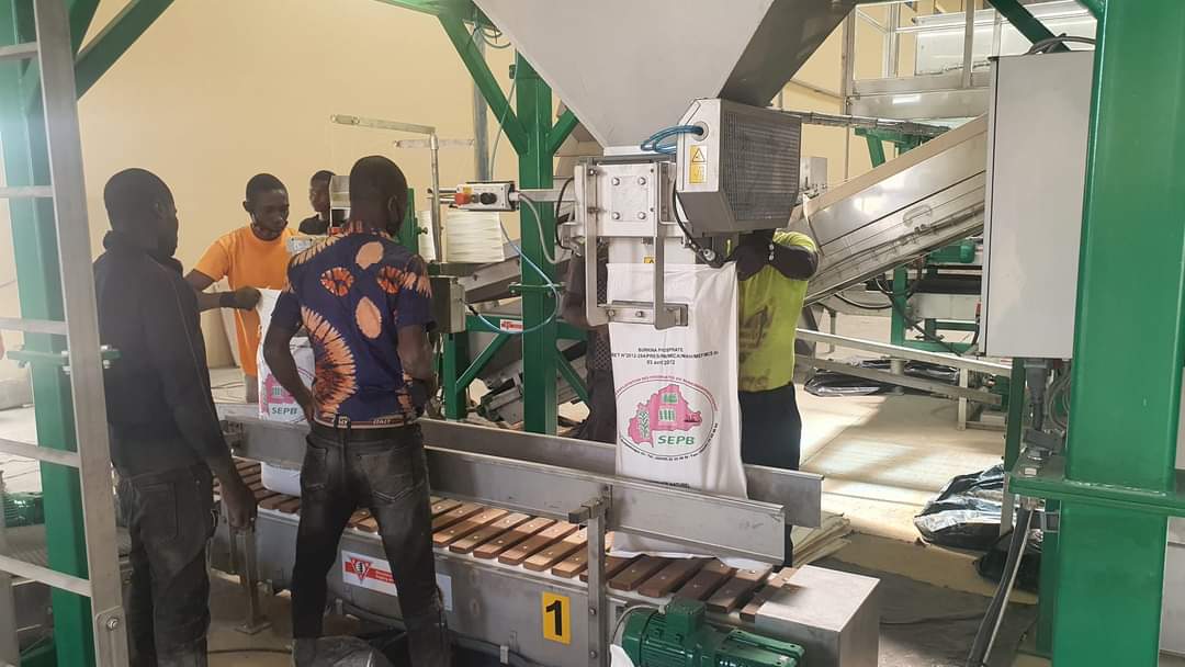 eliekabore's tweet photo. Usine de mélange d'engrais : Réception provisoire par la #SEPB ce 24 janvier 2023 par le DG de la SEPB, Dr Boundia Alexandre THIOMBIANO.
Sa capacité de production est de 90 tonnes/heure.
Source : https://t.co/c0g6SN2yV2 https://t.co/RUhh0Uc62D