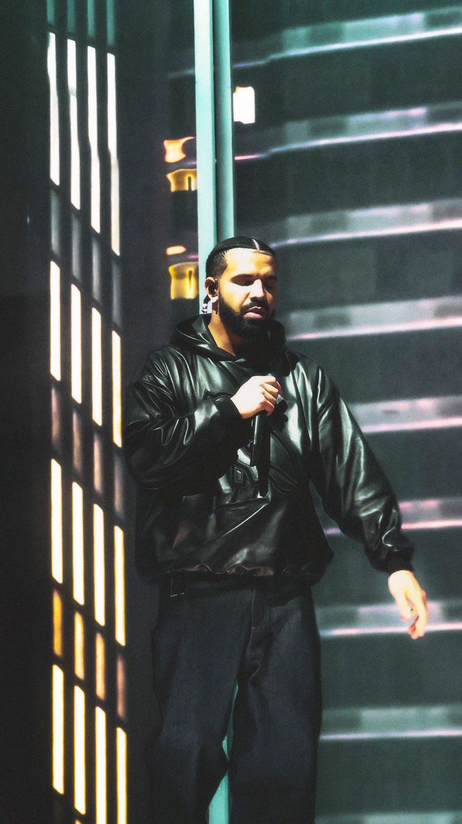 SAUNDRSON's tweet photo. Shots I took of @Drake night 2 at the Apollo #drakeapollo #drake #liveattheapollo https://t.co/yxo9b5P8U8