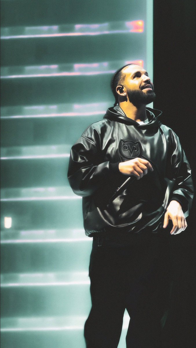 SAUNDRSON's tweet photo. Shots I took of @Drake night 2 at the Apollo #drakeapollo #drake #liveattheapollo https://t.co/yxo9b5P8U8
