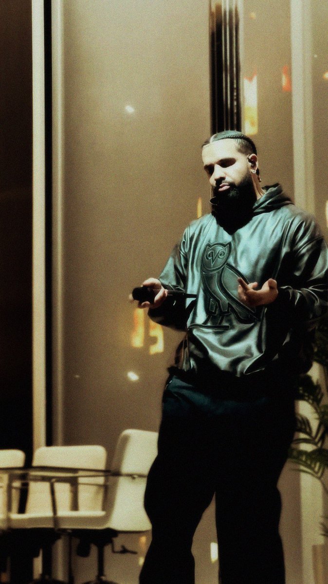 SAUNDRSON's tweet photo. Shots I took of @Drake night 2 at the Apollo #drakeapollo #drake #liveattheapollo https://t.co/yxo9b5P8U8