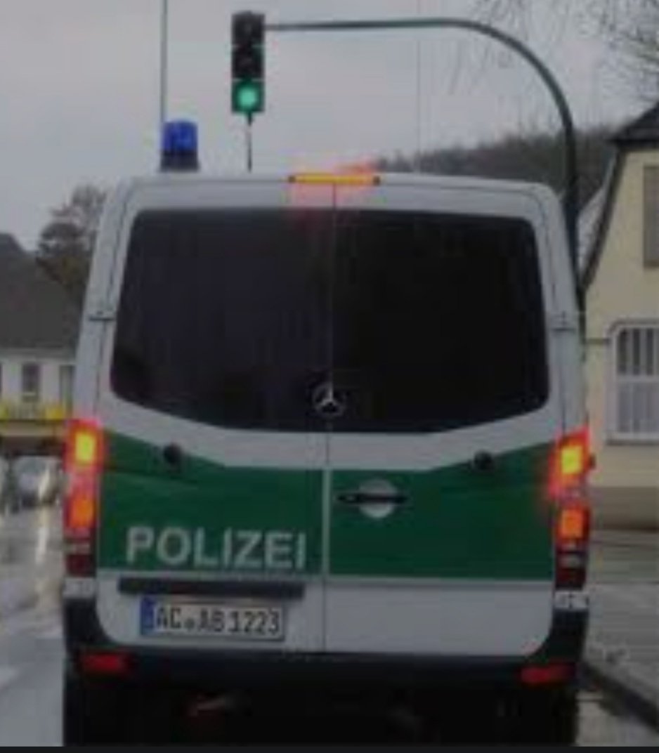Ich glaub das jetzt nicht.
Guckt mal aufs Nummernschild!
🤣😂🤣