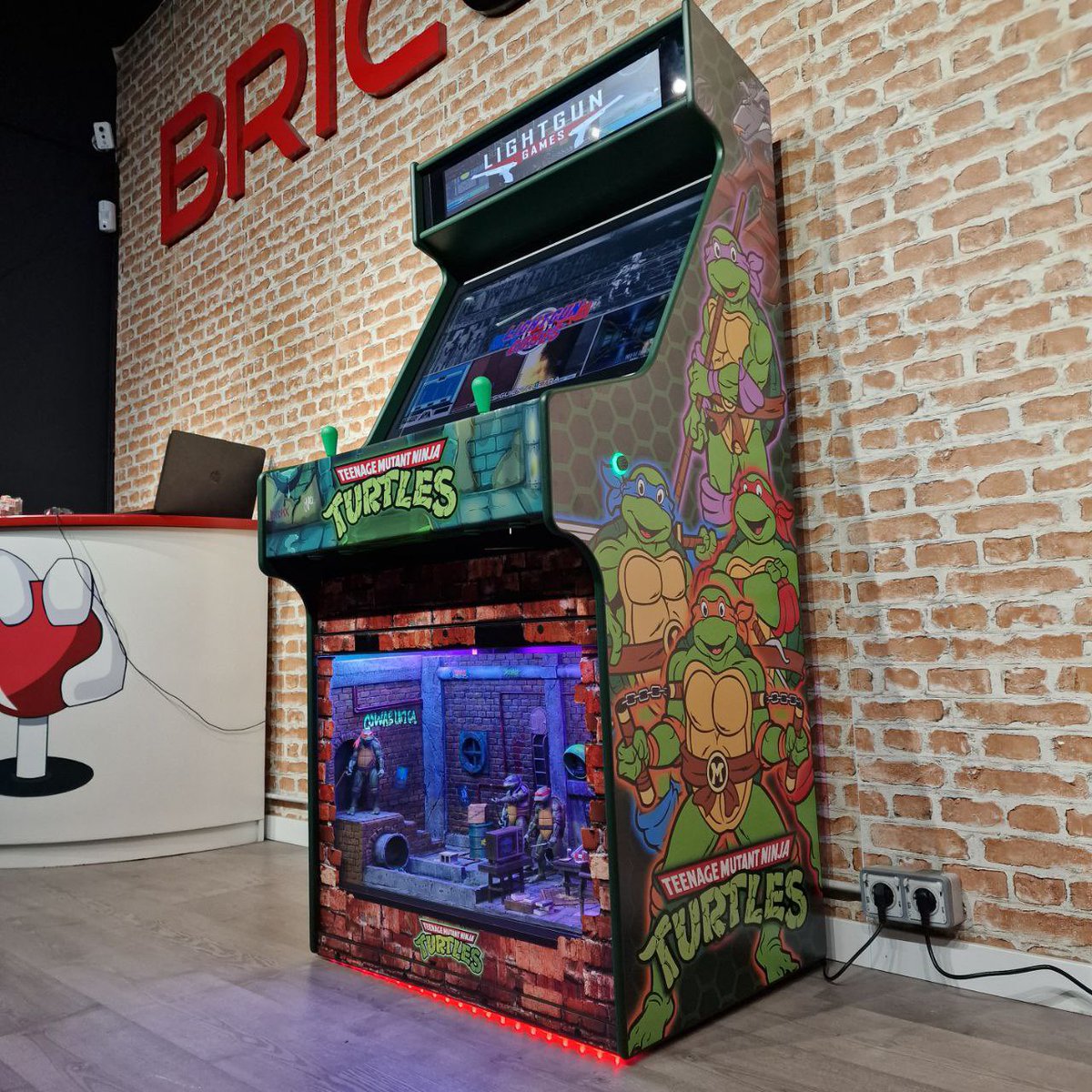 Bricogame's tweet photo. ¿Queréis ver algo realmente IMPRESIONANTE?
Nuestra última #keyboy de temática #tortugasninja se sale de lo común…por su construcción y su brutal diorama en su parte inferior.
Personalizamos tu máquina como nadie lo hace.
Contacta con nosotros:
https://t.co/YW4dyWD2NK https://t.co/Z2bDZrLf4p