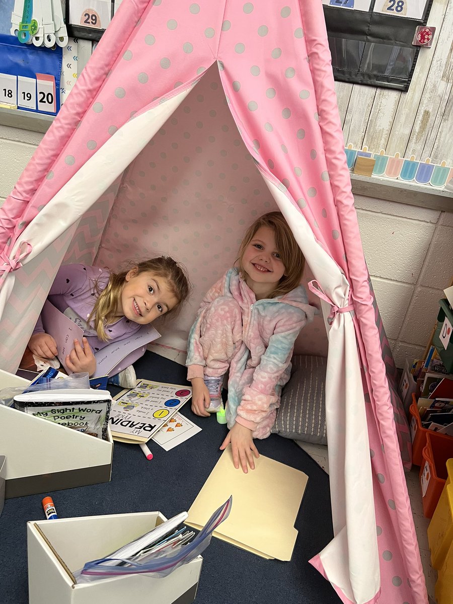 ErinLaFleche's tweet photo. Camp Read A Lot! #fortday #whaledonereward #eps https://t.co/z8BPtcPB8i