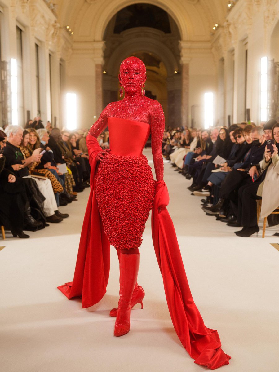 jacquemusx's tweet photo. Doja Cat goes to the best Haute Couture shows and still finds a way to steal the show https://t.co/pibMiW0rl1