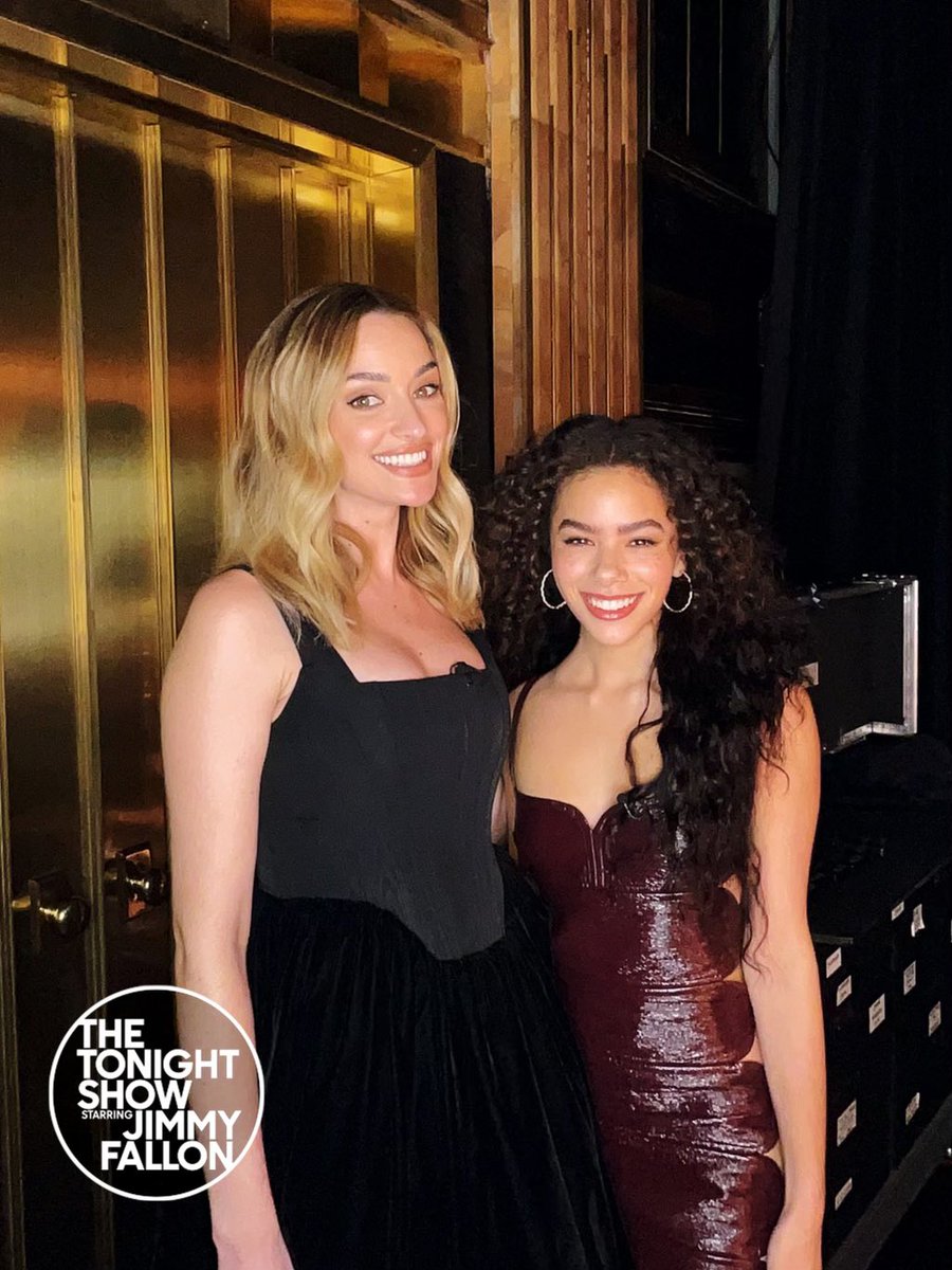 antoniabgentry's tweet photo. two seconds before going onstage my mic fell out of my dress and i thought i pooped myself https://t.co/87CSFR8uaN
