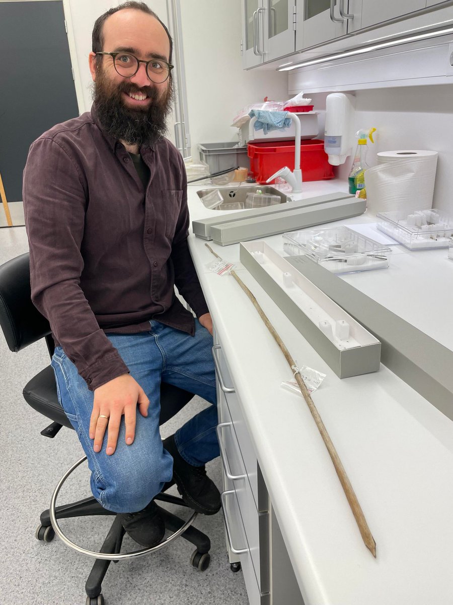 brearkeologi's tweet photo. Julian is marvelling at the second longest arrow shaft that we have recovered from the ice😮 The shaft measures 1 m in length and dates to the Late Bronze Age. We have quite a few very long arrow shafts and all the radiocarbon-dated ones are 2000 years old or older. https://t.co/go8r9IHHUO