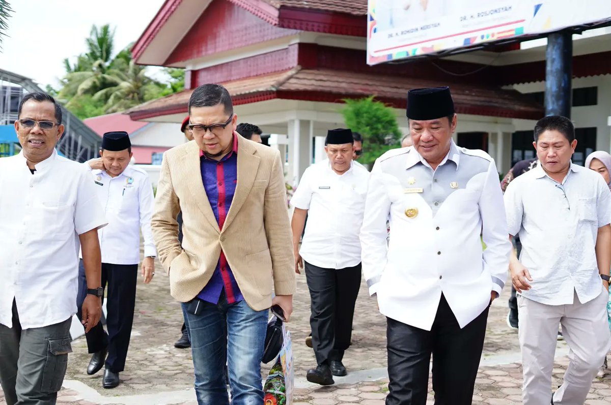 rosjonsyah64's tweet photo. Kunjungan kerja DPR RI dipimpin Ketua Komisi II Ahmad Kurnia Doli Tanjung disambut Wakil Gubenur Bengkulu Rosjonsyah dan jajaran, di Ruang Pola Kantor Gubernur, Rabu (25/1/23). https://t.co/ToJqrFSc0R