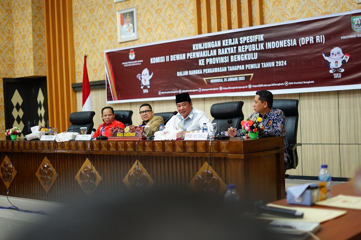 rosjonsyah64's tweet photo. Kunjungan kerja DPR RI dipimpin Ketua Komisi II Ahmad Kurnia Doli Tanjung disambut Wakil Gubenur Bengkulu Rosjonsyah dan jajaran, di Ruang Pola Kantor Gubernur, Rabu (25/1/23). https://t.co/ToJqrFSc0R