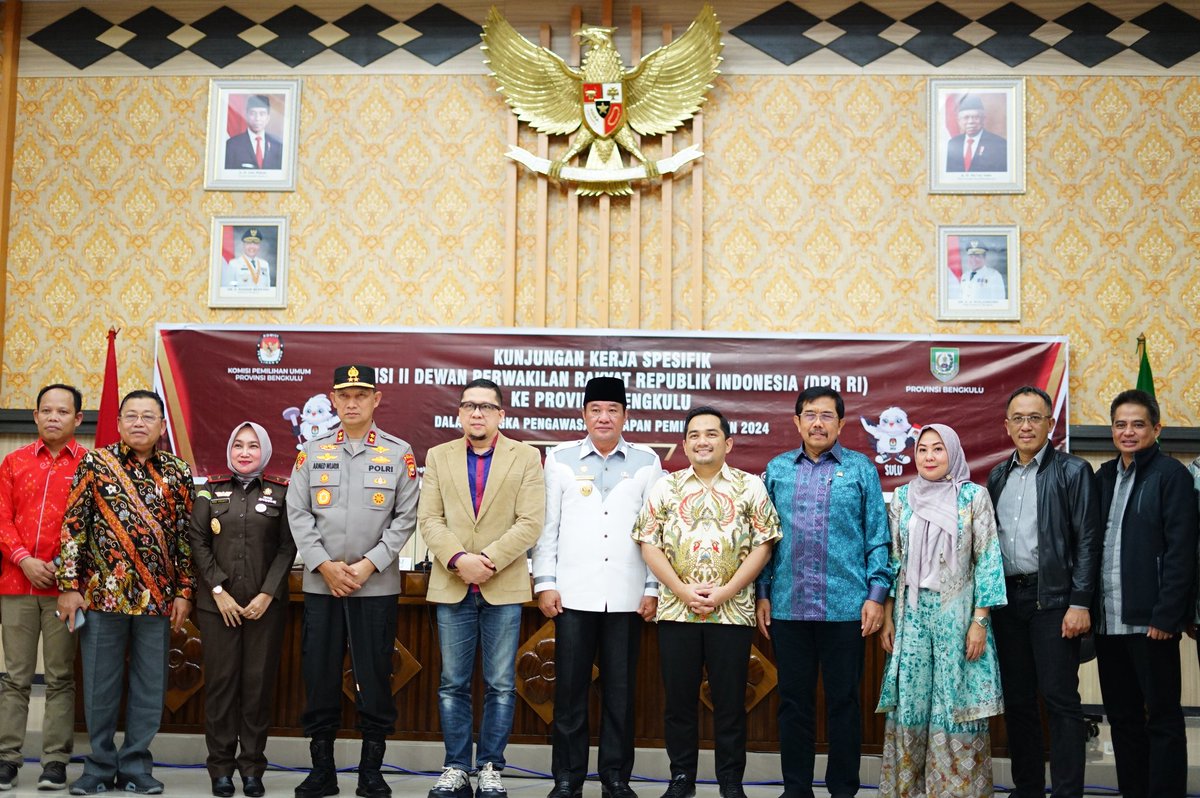 rosjonsyah64's tweet photo. Kunjungan kerja DPR RI dipimpin Ketua Komisi II Ahmad Kurnia Doli Tanjung disambut Wakil Gubenur Bengkulu Rosjonsyah dan jajaran, di Ruang Pola Kantor Gubernur, Rabu (25/1/23). https://t.co/ToJqrFSc0R