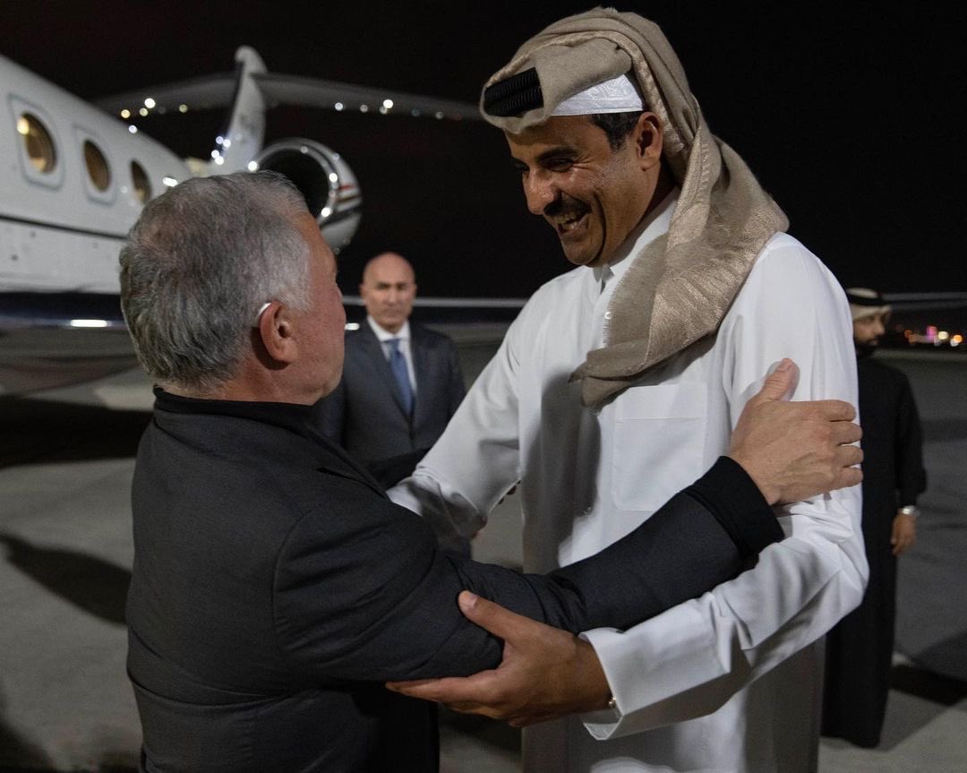 qalmkh99's tweet photo. سمو الأمير المفدى يتقدم مستقبلي أخيه جلالة الملك عبدالله الثاني ابن الحسين ملك المملكة الأردنية الهاشمية الشقيقة، لدى وصوله مطار الدوحة الدولي في زيارة عمل للبلاد. https://t.co/Uq4NG3G5PQ