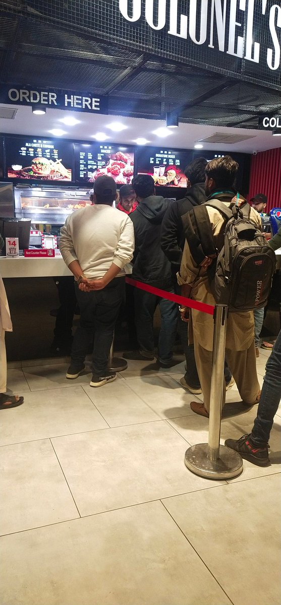 At <a href="/kfcpakistan_/">KFC</a> y do they run only 1 counter in the evening despite d fact tht there's rush. Please don't make it another KFCQasimChokHyderabad which is by far the worst branch I've ever visited. Increase counters plz at this (ii chundrigar) branch