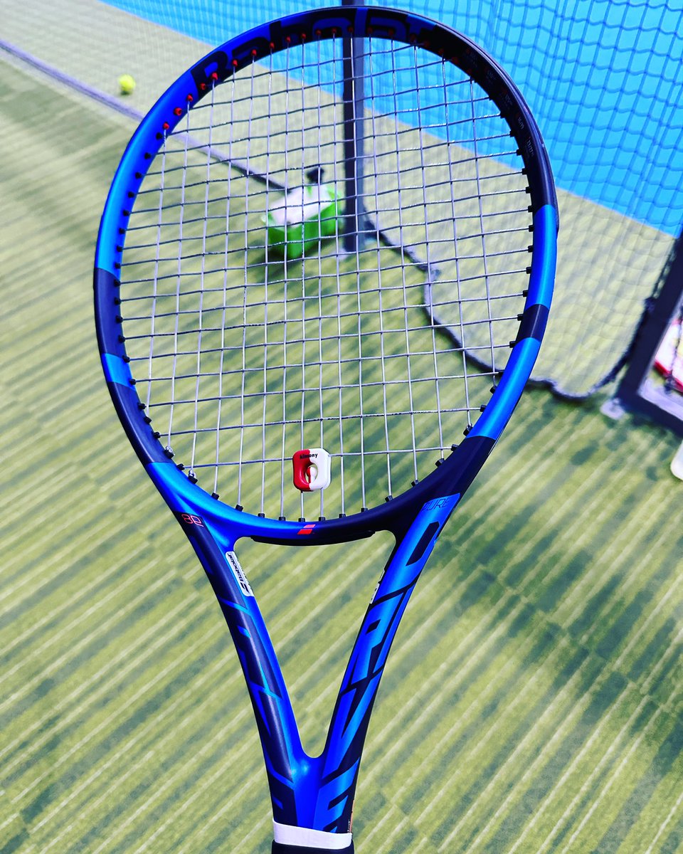 天辺越え #修行 だん🎾
BABOLAT Pure Drive 98 初打ち
シングルス
芯を打てた時は、ピュアドラらしい伸びとスピード感
でも、しっかり振り続け抜いてナンボな感
若者向きかな😅
#Babolat 
#BabolatJapan 
#BabolatFamily 
#PureDrive
#バボラ
#バボラジャパン 
#バボラファミリー 
#tennis 
#テニス