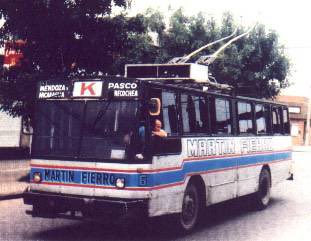 AmigosdelRiel's tweet photo. El 30/12/92 se dio x finalizada la operación d las únicas 6 unidades armadas x la ex concesionaria Martín Fierro en la #LineaK de #trolebuses. Ya estaba adjudicada la concesión nueva a la UTE Capse-Molino Blanco. (Foto: Alejandro Scartaccini). sale hilo. https://t.co/nlvbAu3W96