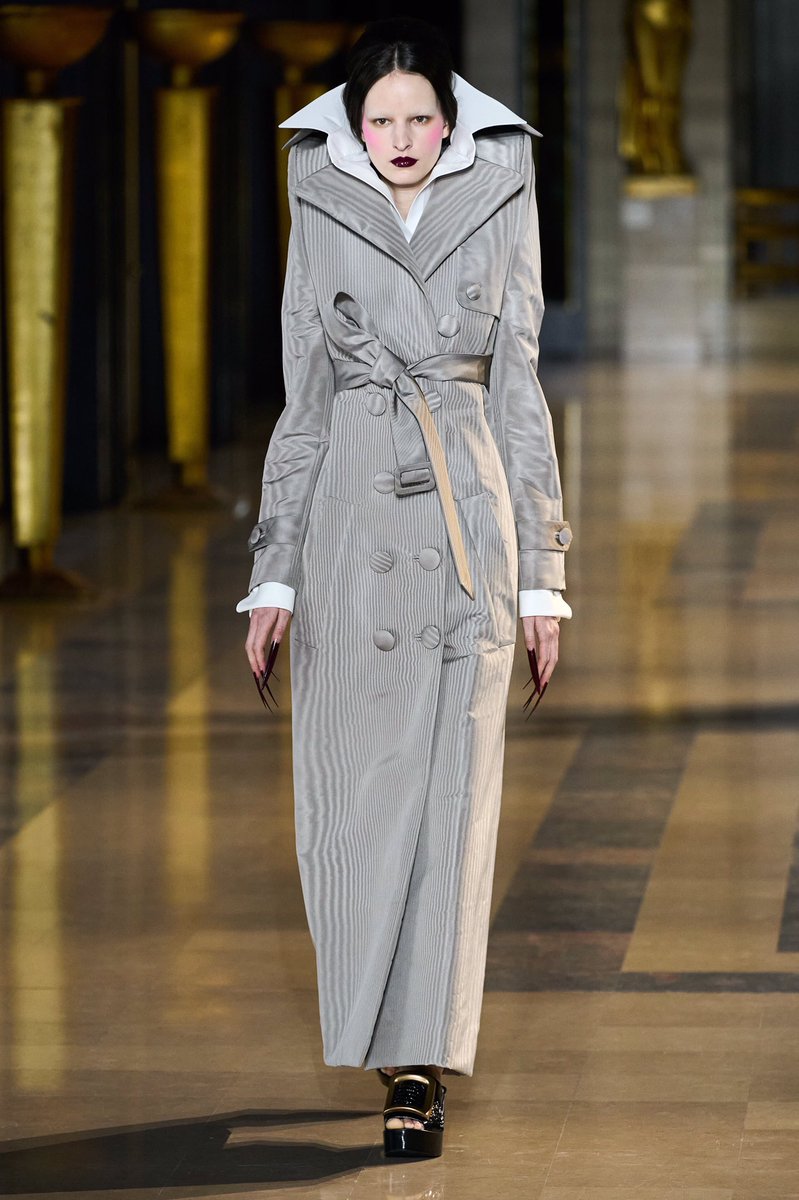 beyzanurapaydin's tweet photo. Viktor &amp; Rolf is just great when it comes silhouette manipulation https://t.co/Vds53F0pdV