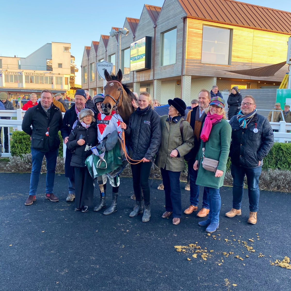 Another fruitful trip to Catterick for @jamiesnowden @GavinSheehan92 & Git Maker. The Saddler Maker gelding wins for the 5th time under rules from 8 starts. He was bought @GoffsUK Spring Sale from Warren Ewing’s Bernice Stables. ⚪️🔴
Well done to @saalracing 👏 
#TeamJSR