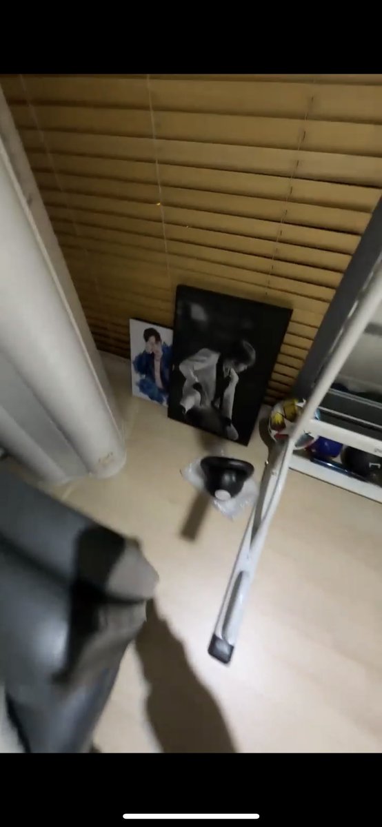 지난번 팬싸때 준 액자. 그룹때 저 사진 보고 몇몇 사람들이 첨에 재환인지 몰라보고 춤 잘 추는 다른 멤버인줄 알았다고 많이 놀랐었는데. 춤선 너무 예쁘다고 칭찬 받았던거 나도 많이 칭찬해주고 얘기해주고 싶어서 가져 갔는데 잘 데리고 있구나❤️☺️ #김재환 #Kimjaehwan #인증요정 #춤신춤왕