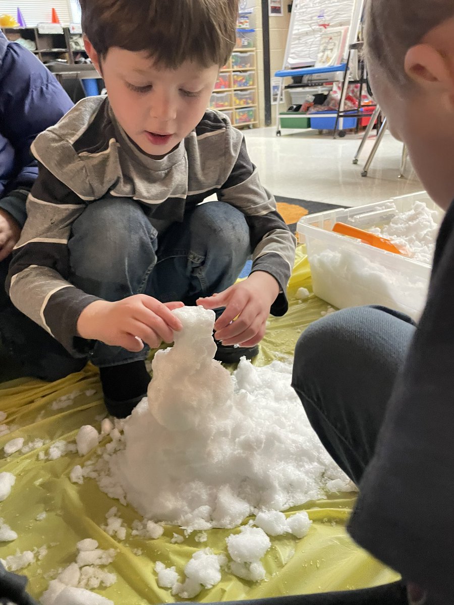 hogfan4sure's tweet photo. Snow day at school✔️.
Snowman building at school✔️.
#kinderCats #reallifeexperiences @NManley82 @NSDSouth https://t.co/7oDMlcQlCz