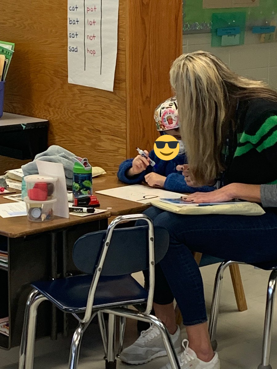 Love how all the teachers in <a href="/MrsSwinCMS/">Katie Swiniuch</a> class are supporting students decoding, encoding &amp; comprehension skills during small group instruction utilizing #fundations and #Geodes! #ELA <a href="/ColleenCook82/">Colleen Cook</a> <a href="/mscollinssped/">Ms. Collins</a>