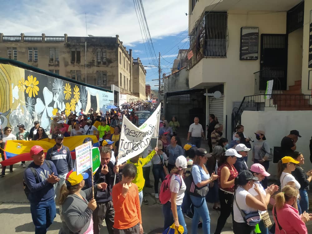 La Coalición Magisterial de #Mérida junto a la intergremial de la <a href="/ULA_Venezuela/">Univ. de Los Andes</a> marcharon pacíficamente hoy #25Enero exigiendo sueldos dignos. También realizaron denuncia ante el Ministerio del Poder Popular para el Proceso Social de Trabajo