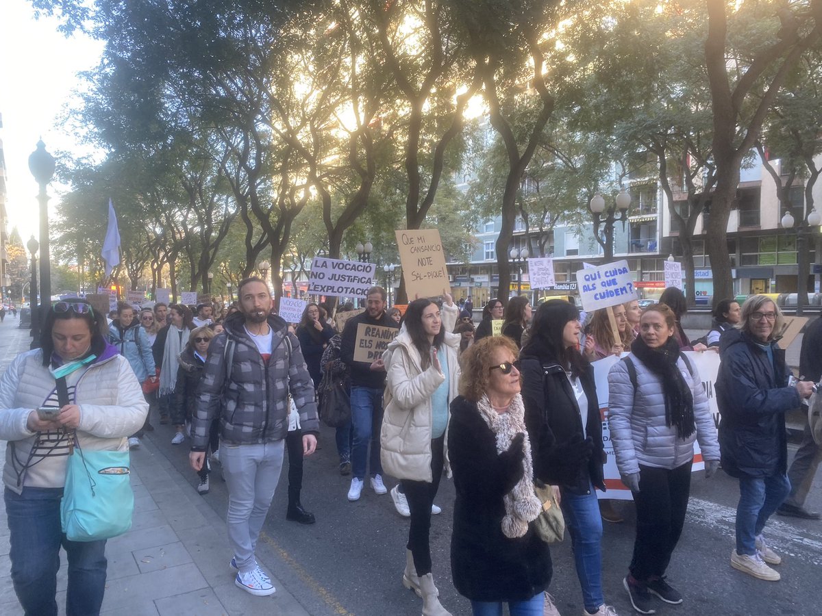 🏥Infermeres i infermers protesten pels carrers de Tarragona per demanar millors condicions çaborals. Informa: <a href="/tarragonaradio/">Tarragona Ràdio 🟣</a>