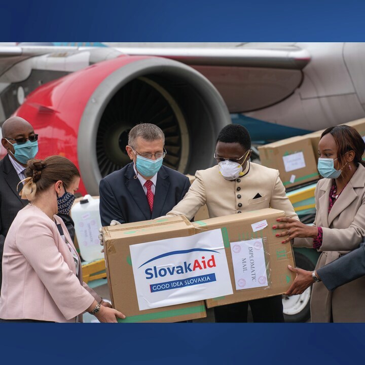 SlovakiaMFA's tweet photo. #Slovakia provides humanitarian aid to the world through @SlovakAid 

Ukraine, Haiti, Kenya, Iraq or Lebanon. 🇸🇰 supports people in every corner of the world. Helping those in need is one of the cornerstones of successful international partnerships.

#MissionSlovakia 3️⃣0️⃣ https://t.co/GGCleu72br