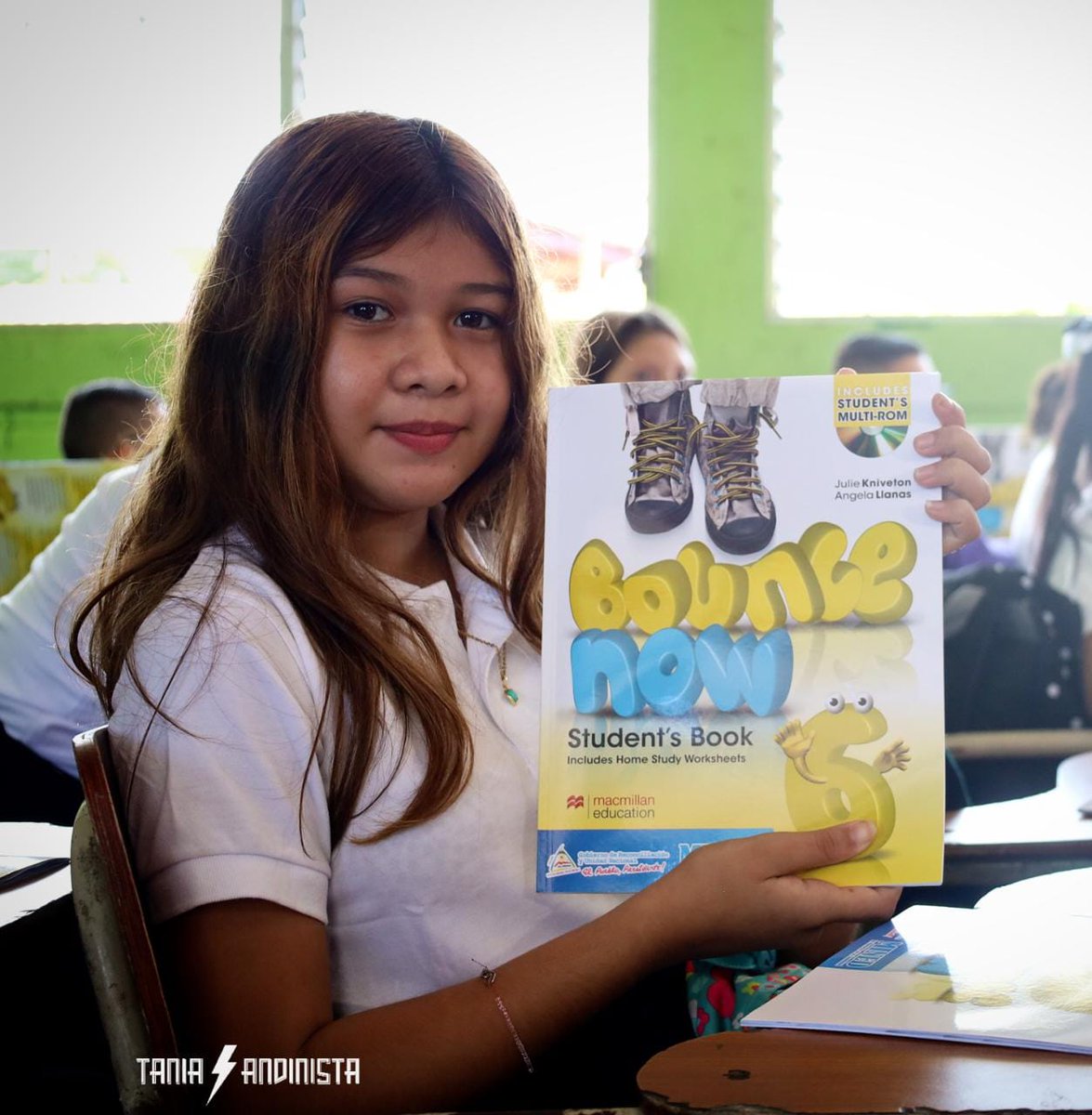 RDcomunicadores's tweet photo. 🔰Entrega de libros 📔 de inglés a estudiantes de sexto grado, por parte del ➡️Ministerio de Educación, en el Colegio San Sebastián, Distrito II, Managua

#MasVictoriasPuebloPresidente #Nicaragua https://t.co/F9g2zPzbhO