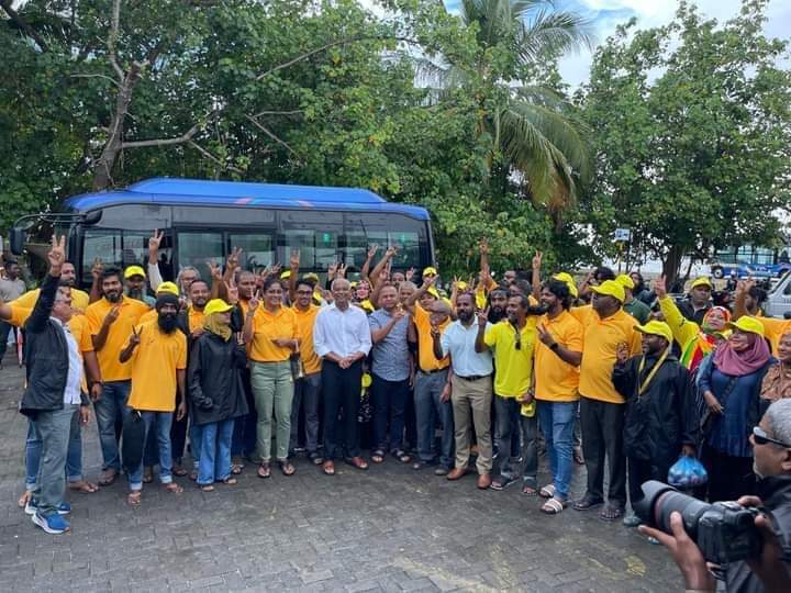 ވިލިމާލެ ކެންޕޭން ޓީމް މިއޮތީ ގަދަކޮށް ރުކުރުވާލެވިފަ 💪

ރައީސް އިބޫ އާއެކު ⁧#ކުރިއަށް⁩ ⁧#ކުރިއަށް⁩ ބާރަށް ⁧#ކުރިއަށް⁩ 

⁦#MDPKuriah⁩ 
⁦#Ibu2023