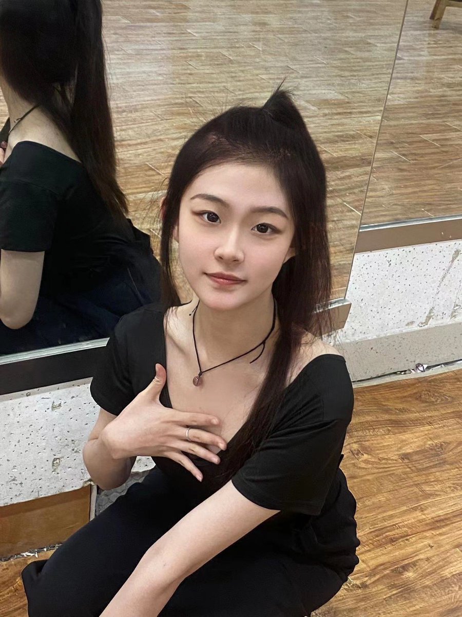 XSqvnv's tweet photo. 为什么穿舞蹈服的妮妮看起来这么小 https://t.co/j5fYyjVVPw