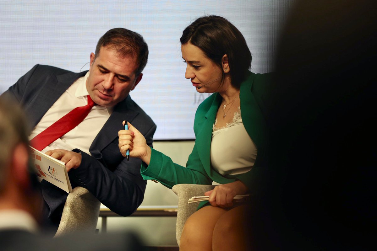 Registrador_es's tweet photo. Algunas instantáneas de la mesa redonda #50aniversarioIpraCinder https://t.co/HFbXWxYnsC