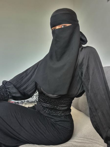 Would you like to see whats under my abaya? 掠