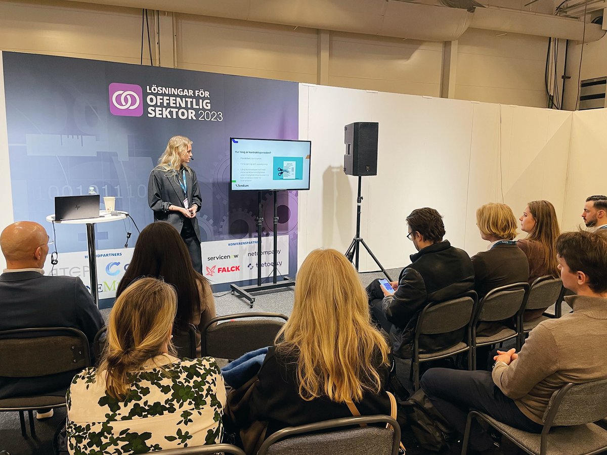 Tendium_AI's tweet photo. Vilken turn out!🤩 Fantastiskt att så många ville komma och lyssna på när Saga talade om hur dessa tuffa tider påverkar offentliga upphandlingar för leverantörer. Hann du inte förbi scenen? Oroa dig inte! Det finns ett inlägg om just detta ämne som du kan läsa på vår blogg!🌍💸 https://t.co/fvW7gGRqJX