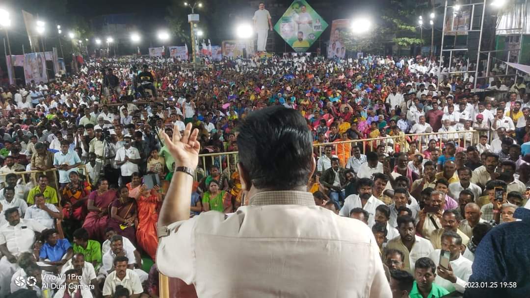 vara7star's tweet photo. புதுக்கோட்டை மாவட்டம் ஆலங்குடியில் நடைபெற்றுவரும் மொழிப்போர் தியாகிகள் வீரவணக்க பொதுக்கூட்டத்தில் கழக பொதுச்செயலாளர் அண்ணன் திரு TTVDhinakaran அவர்கள் எழுச்சியுரை ஆற்றி வருகிறார்...

டிடிவிதினகரன் #AMMK https://t.co/q1zby9yQiY