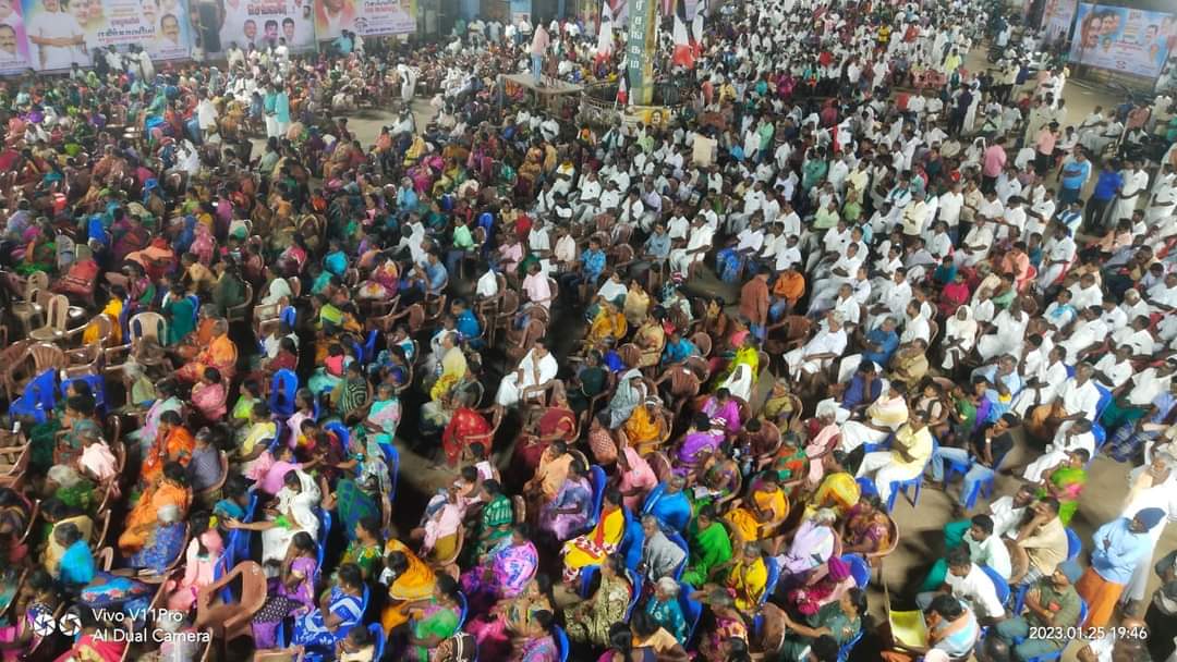 vara7star's tweet photo. புதுக்கோட்டை மாவட்டம் ஆலங்குடியில் நடைபெற்றுவரும் மொழிப்போர் தியாகிகள் வீரவணக்க பொதுக்கூட்டத்தில் கழக பொதுச்செயலாளர் அண்ணன் திரு TTVDhinakaran அவர்கள் எழுச்சியுரை ஆற்றி வருகிறார்...

டிடிவிதினகரன் #AMMK https://t.co/q1zby9yQiY